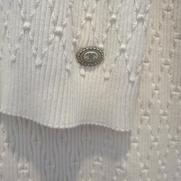 CHANEL Elegant Cream Cardigan Set - Picture 8 of 16